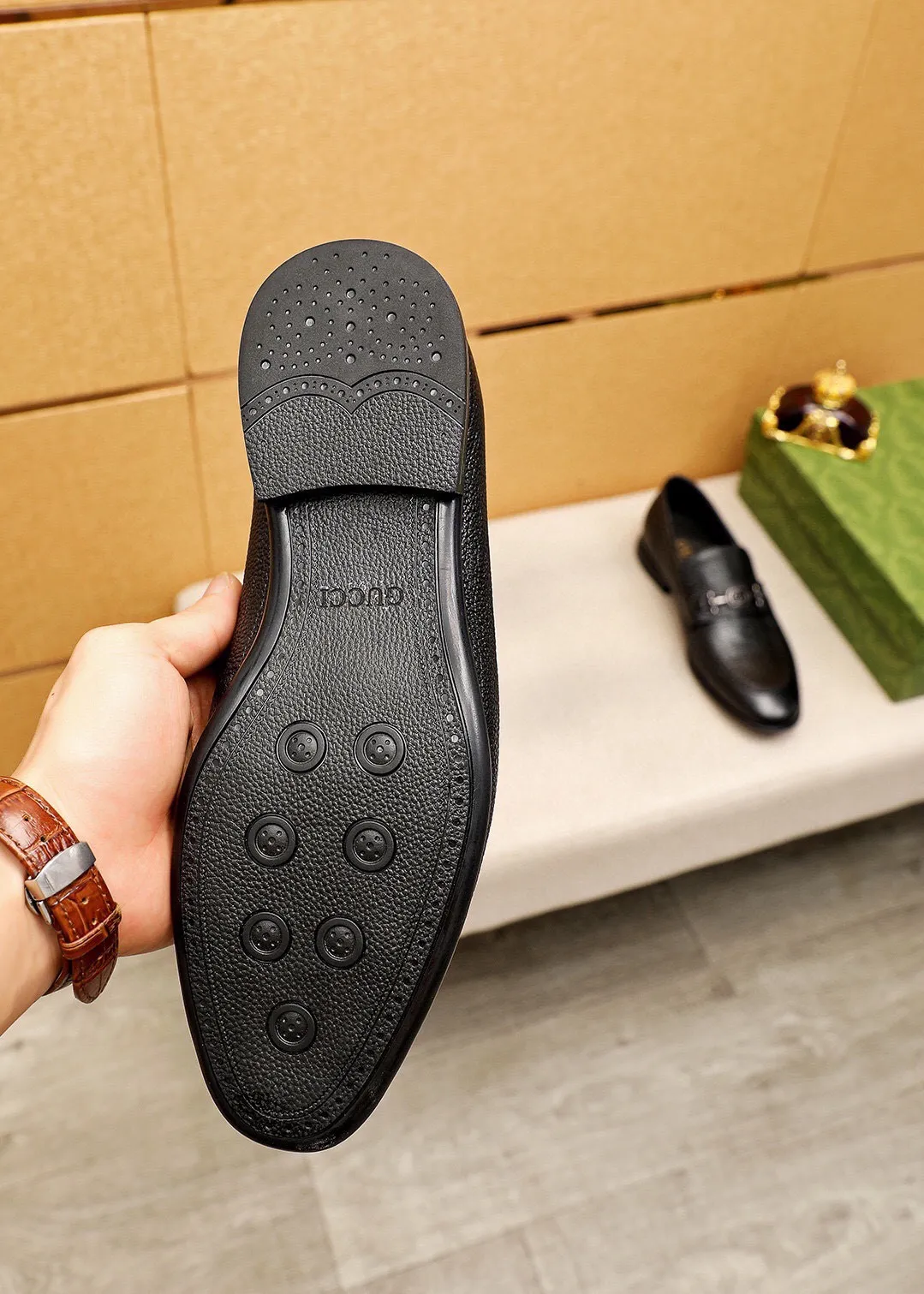 Men's shoes 💰460 💐 Product trademark: GUCCI "Gucci" casual leather shoes Regular size: 39-44 (38.45.46🉑️Customized) Product materials: Selected imported first-layer calfskin upper + luxury hardware buckle, imported cowhide leather lining. Strong three-dimensional visual effect, rubber outsole Color: 1⃣️color optional